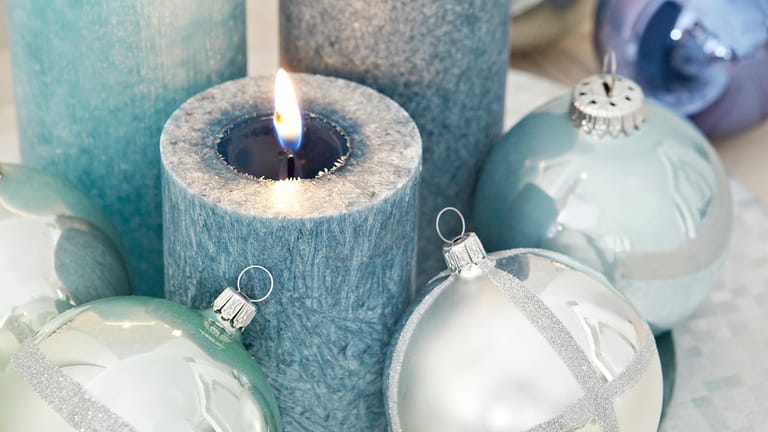 Blaue Kerzen und Weihnachtskugeln