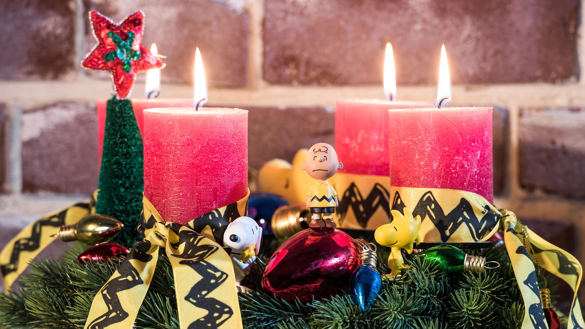 Adventskranz im Comic-Stil mit Charlie Brown und seinen Freunden