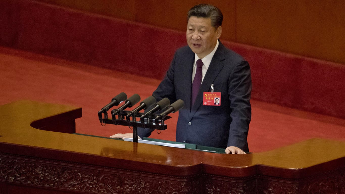 Chinas Staats- und Parteichef Xi Jinping stellt Chinas Ziele bis zum Jahr 2050 vor.
