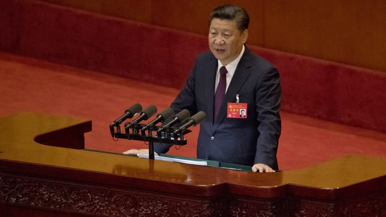 Chinas Staats- und Parteichef Xi Jinping stellt Chinas Ziele bis zum Jahr 2050 vor.