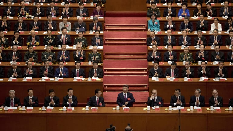 Chinas Staats- und Parteichef Xi Jinping (M) fordert in einer Rede die 89 Millionen Parteimitglieder zur Geschlossenheit und zu verstärkten Anstrengungen aufrief, um Wohlstand zu schaffen und den «Sozialismus chinesischer Prägung für eine neue Ära» zum Erfolg zu verhelfen.