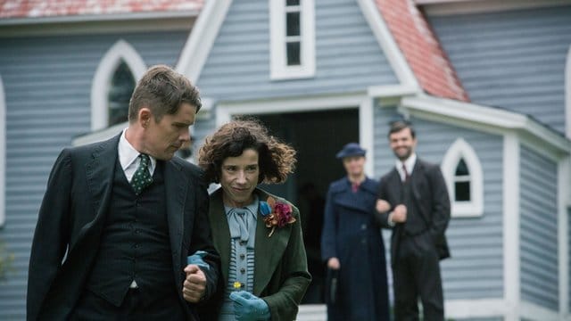 Die Malerin Maud Lewis (Sally Hawkins) mit ihrem Mann Everett Lewis (Ethan Hawke, l).