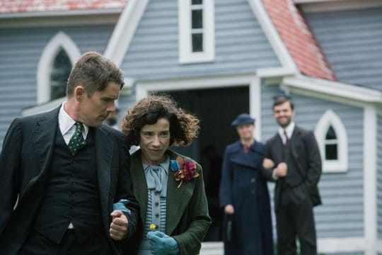 Die Malerin Maud Lewis (Sally Hawkins) mit ihrem Mann Everett Lewis (Ethan Hawke, l).