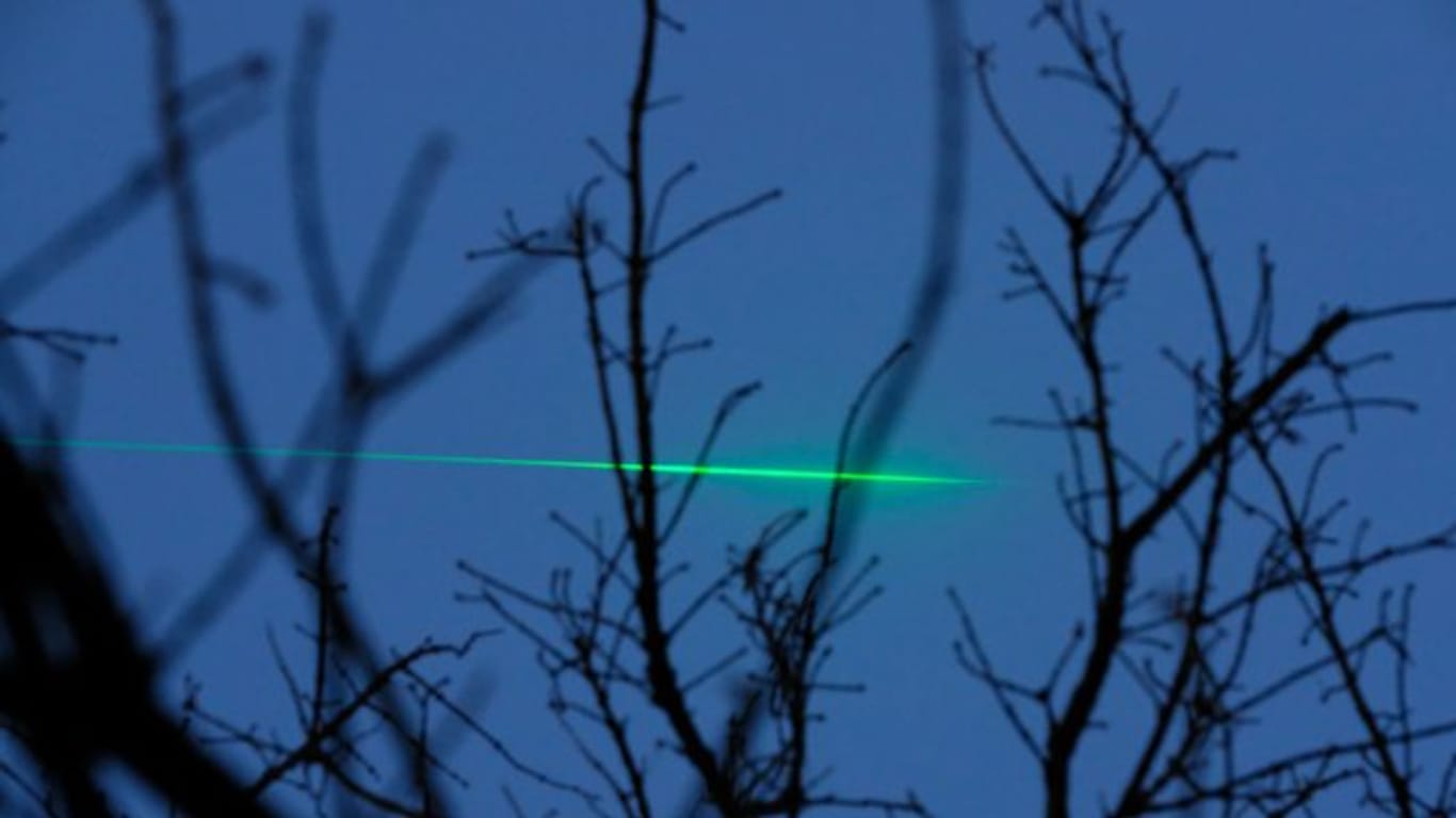 Immer wieder werden Piloten durch Lichtstrahlen von Laserpointern geblendet.