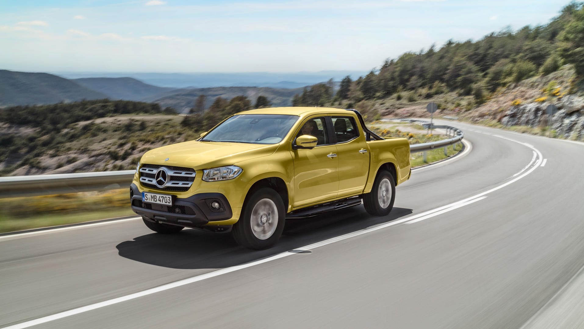 Mercedes X-Klasse (Pick-up) auf einer kurvigen Landstraße Mercedes X-Klasse (Pick-up) auf einer kurvigen Landstraße