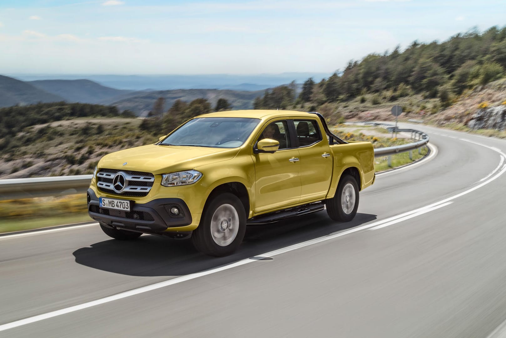 Mercedes X-Klasse (Pick-up) auf einer kurvigen Landstraße