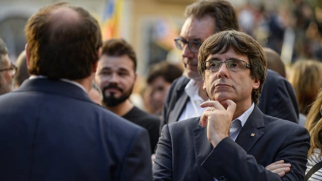 Dem katalanischen Ministerpräsidenten Carles Puigdemont droht die Festnahme. Dem katalanischen Ministerpräsidenten Carles Puigdemont droht die Festnahme.