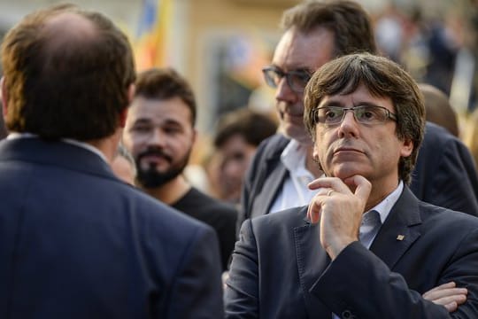 Dem katalanischen Ministerpräsidenten Carles Puigdemont droht die Festnahme.