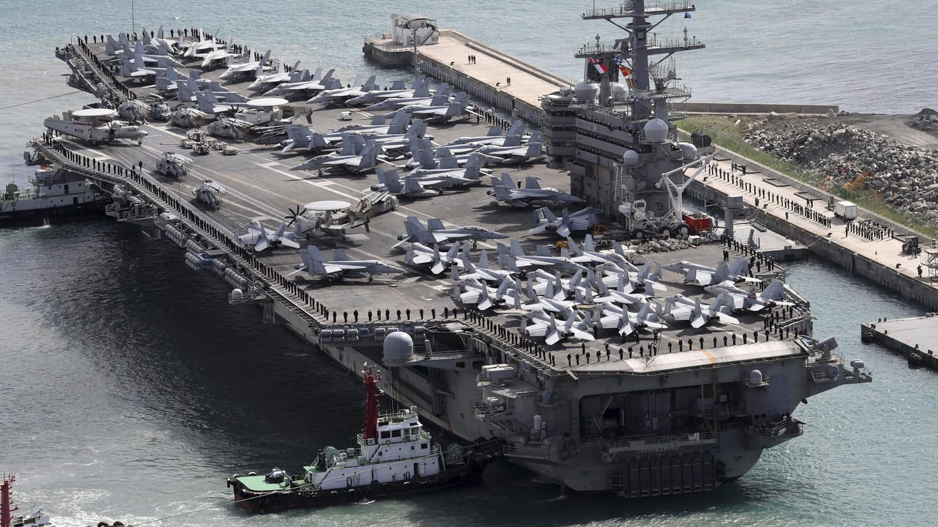 Der US-amerikanische Flugzeugträger USS Ronald Reagan ist nach in Busan (Südkorea) verlegt worden.
