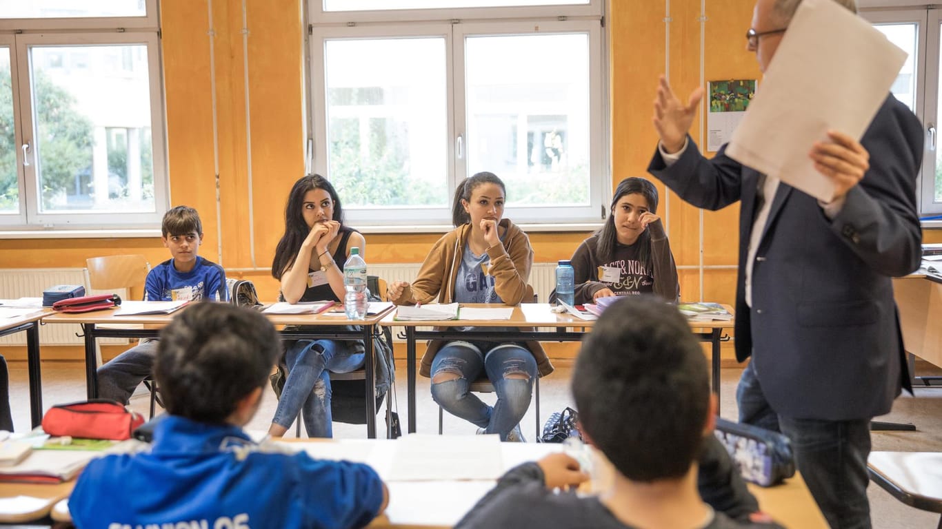 Peter Cypra, Richter am Amtsgericht Tempelhof-Kreuzberg, spricht in Berlin in einer Willkommensklasse in der Albert-Gutzmann-Grundschule zu Schülern.