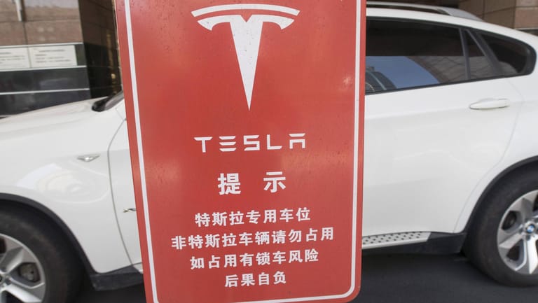 Erobert China: Ein spezieller Parkplatz für Tesla vor einem Einkaufszentrum in Shanghai.