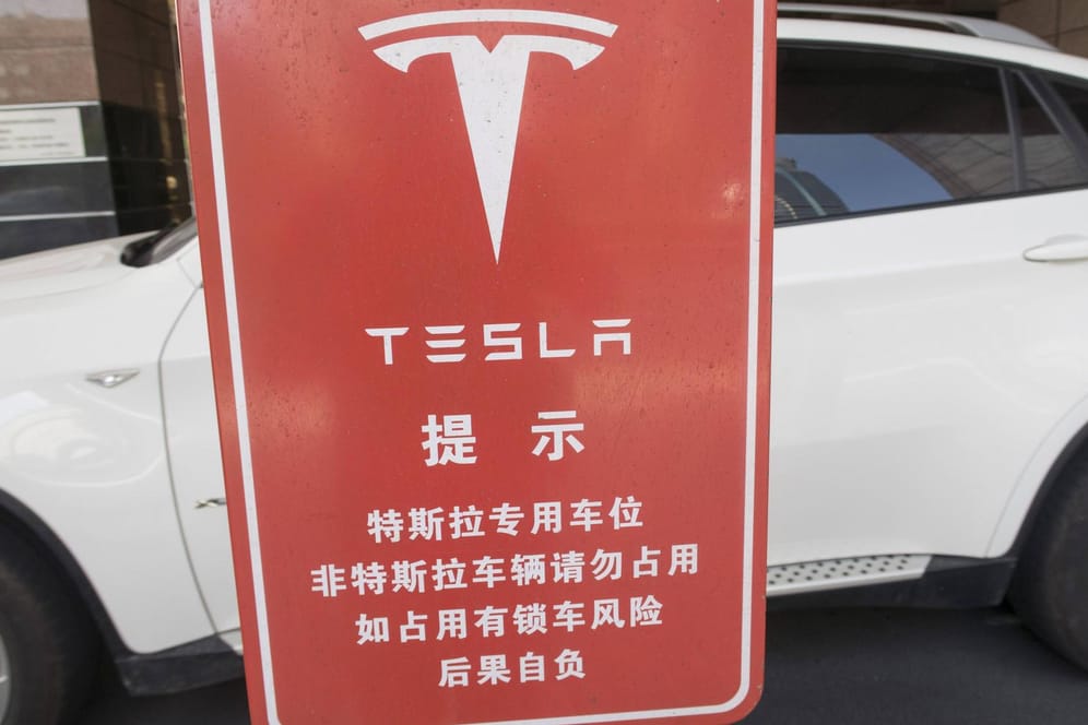 Erobert China: Ein spezieller Parkplatz für Tesla vor einem Einkaufszentrum in Shanghai.