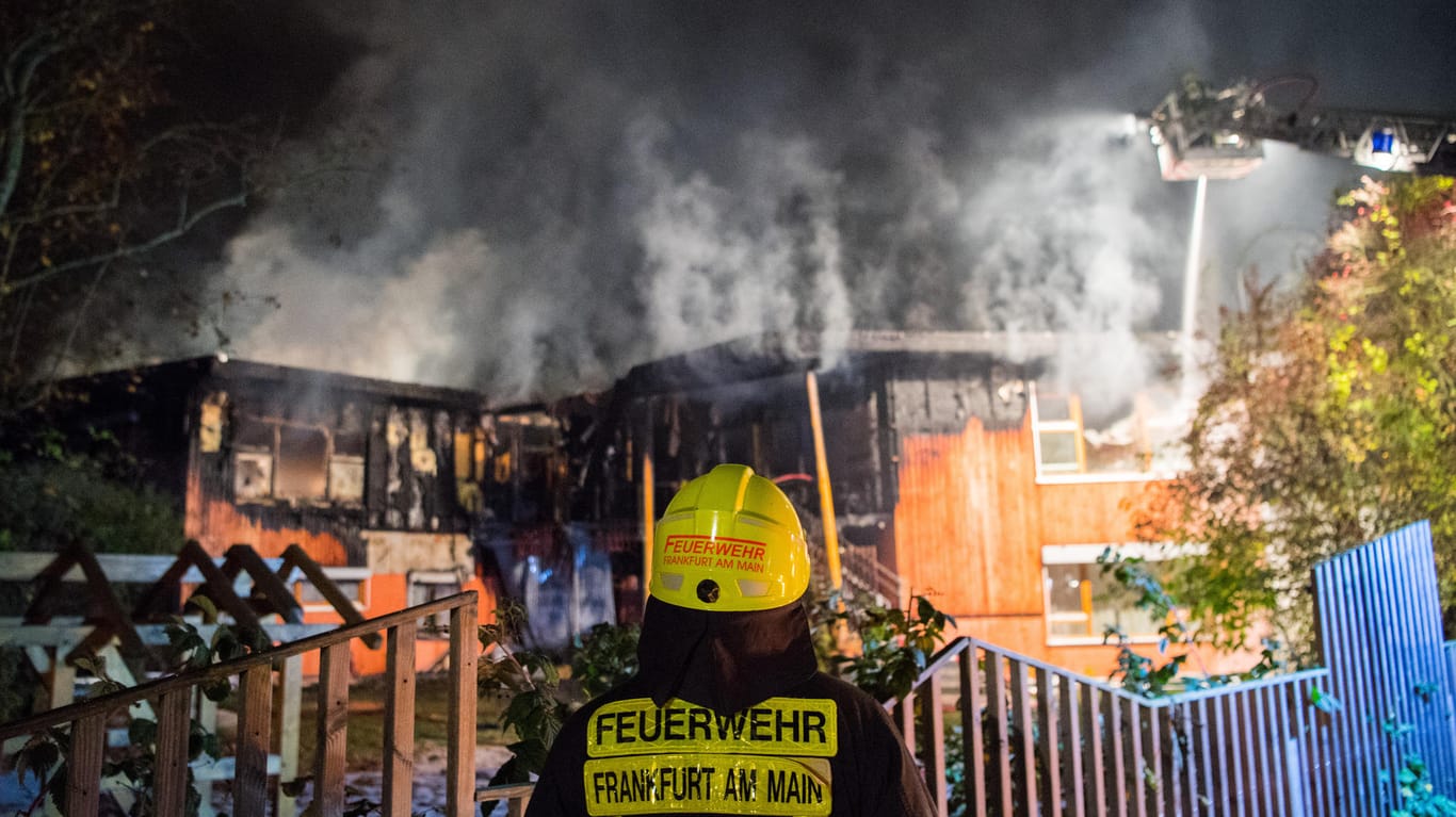 Ein Feuerwehrmann steht in Frankfurt am Main an der Einsatzstelle. In einer Kindertagesstätte war in den frühen Morgenstunden ein Feuer ausgebrochen.
