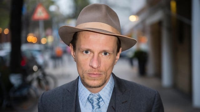 Schauspieler Alexander Scheer spielt den Liedermacher Gundermann.