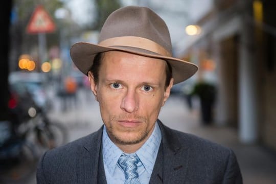 Schauspieler Alexander Scheer spielt den Liedermacher Gundermann.