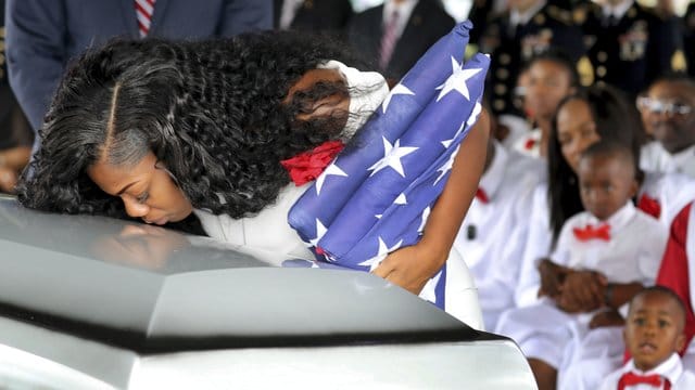Myeshia Johnson, die Ehefrau des gefallenen US-Soldaten Sergeant Johnson, wirft sich über seinen Sarg. Myeshia Johnson, die Ehefrau des gefallenen US-Soldaten Sergeant Johnson, wirft sich über seinen Sarg.