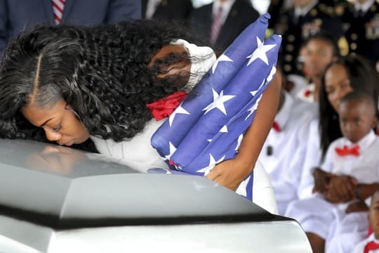 Myeshia Johnson, die Ehefrau des gefallenen US-Soldaten Sergeant Johnson, wirft sich über seinen Sarg.