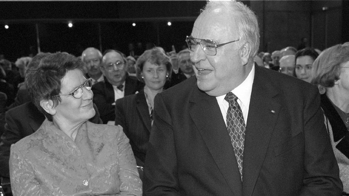 Gut gelaunt unterhalten sich Bundestagspräsidentin Rita Süssmuth (l) und der CDU-Vorsitzende, Bundeskanzler Helmut Kohl.