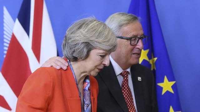 EU-Kommissionspräsident Jean-Claude Juncker soll die britische Premierministerin Theresa May Juncker als verzagt, ängstlich, misstrauisch und kraftlos beschrieben haben. EU-Kommissionspräsident Jean-Claude Juncker soll die britische Premierministerin Theresa May Juncker als verzagt, ängstlich, misstrauisch und kraftlos beschrieben haben.