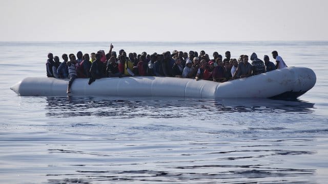 Ein Schlauchboot mit Flüchtlingen vor der libyschen Küste. Ein Schlauchboot mit Flüchtlingen vor der libyschen Küste.