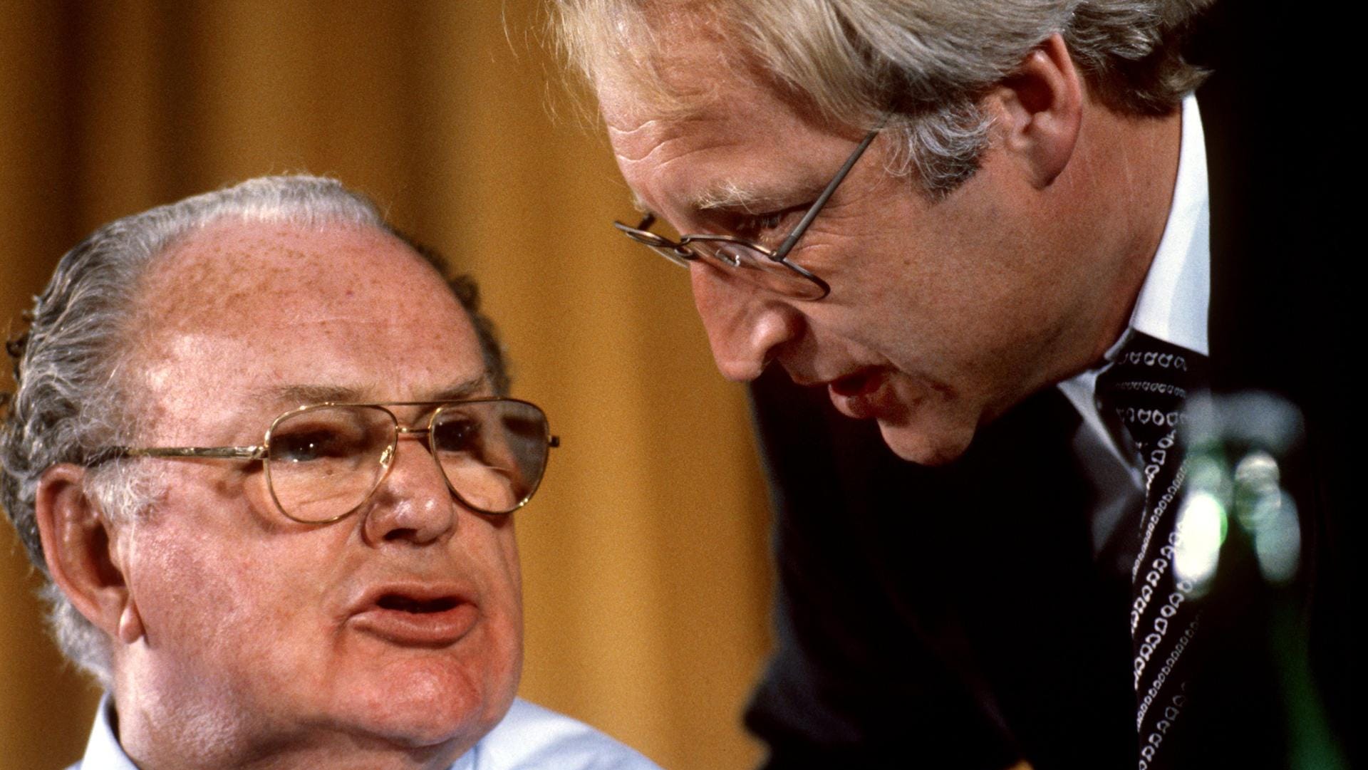 Bundestagspräsident Richard Stücklen (l) im Gespräch mit Edmund Stoiber (r) am 11. Juli 1981 beim CSU-Parteitag in München.