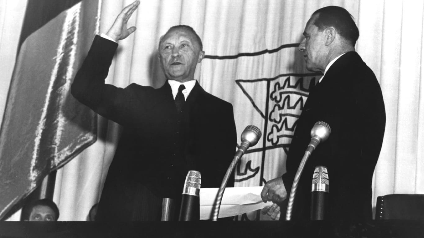 Konrad Adenauer (CDU) wird am 20. September 1949 durch Bundestagspräsident Erich Köhler (r) als erster Kanzler der Bundesrepublik Deutschland vereidigt.