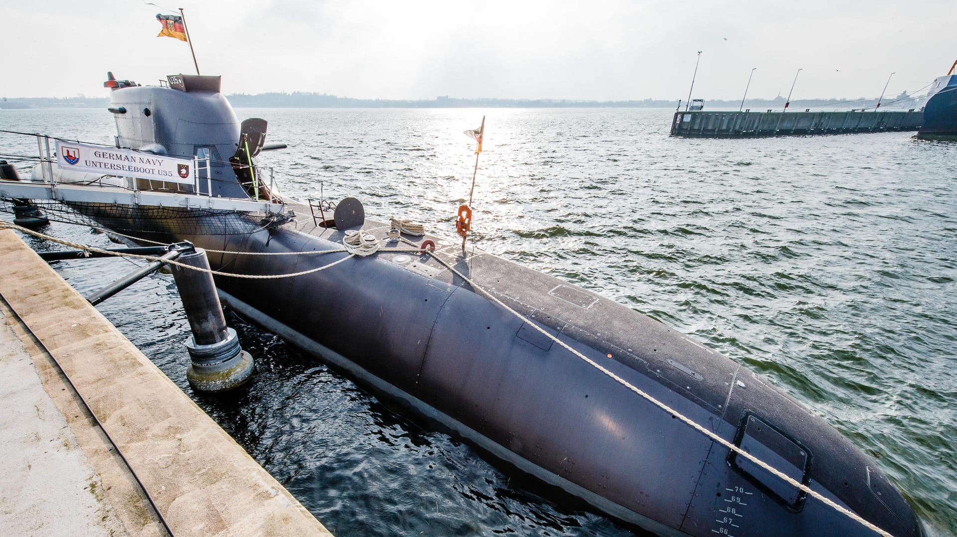 Das U-Boot "U35" liegt im Hafen von Eckernförde.