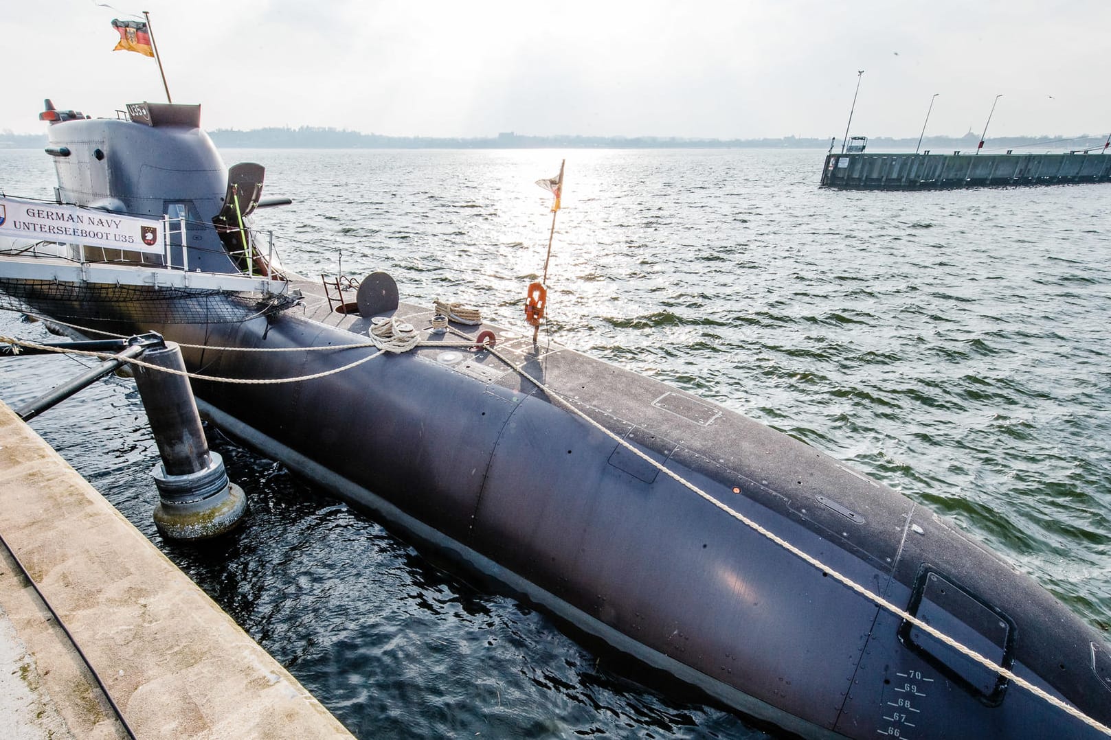 Das U-Boot "U35" liegt im Hafen von Eckernförde.