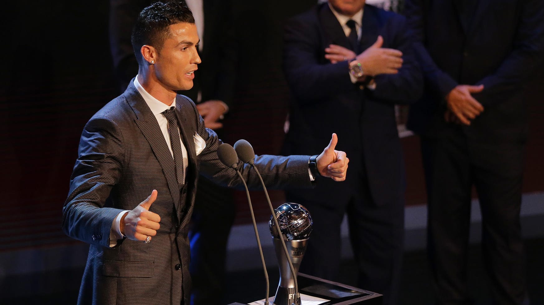 Cristiano Ronaldo wurde auf einer Fifa-Gala in London als Weltfußballer geehrt. Cristiano Ronaldo wurde auf einer Fifa-Gala in London als Weltfußballer geehrt.