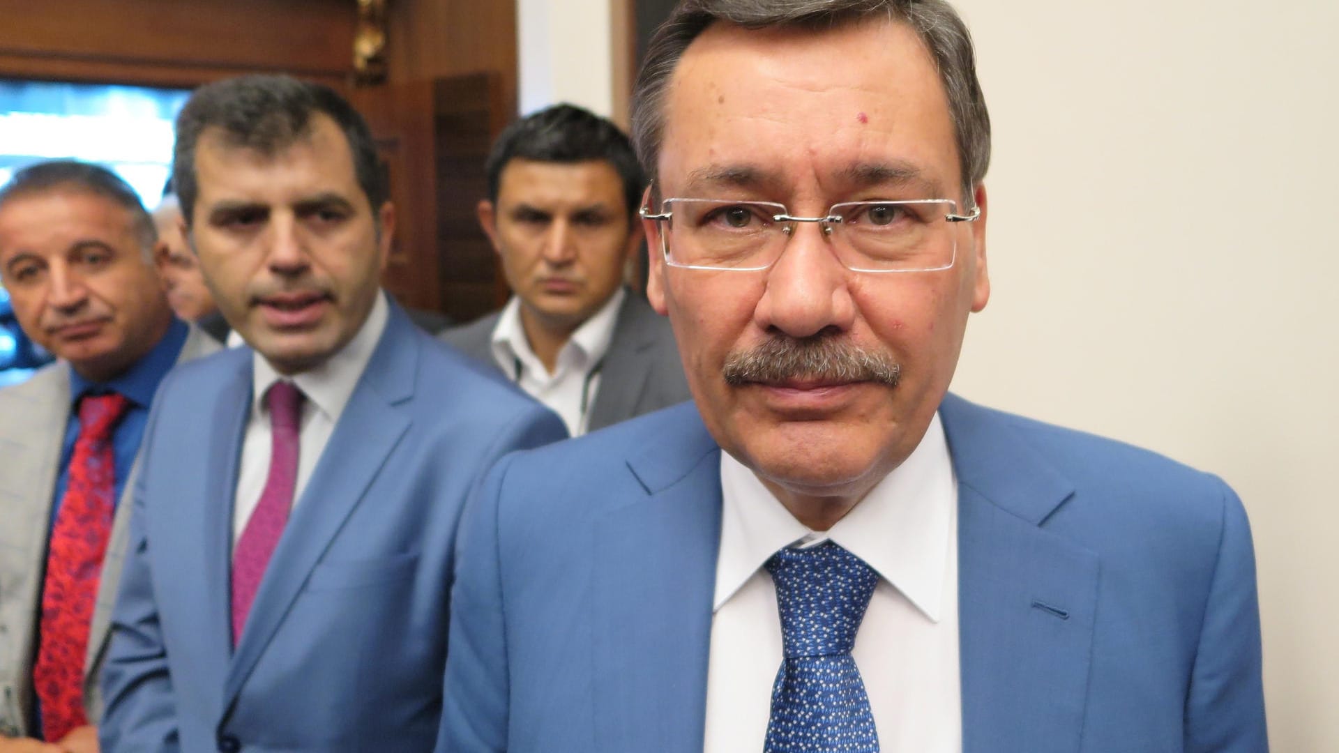Melih Gökcek mit Mitarbeitern Melih Gökcek mit Mitarbeitern