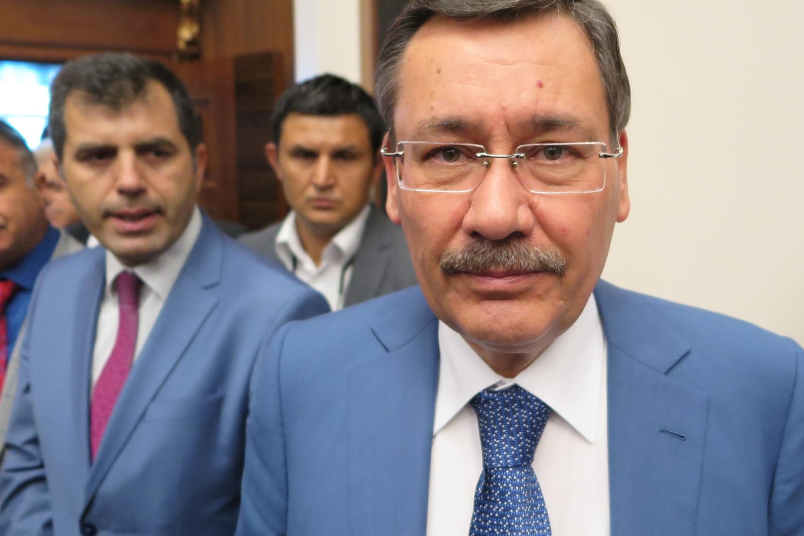 Melih Gökcek mit Mitarbeitern