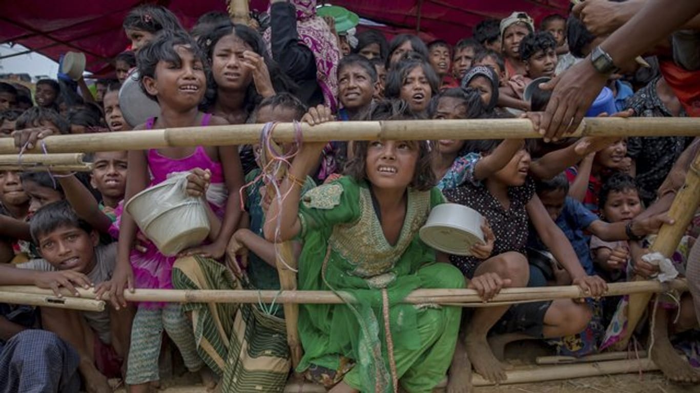 Kinder der muslimischen Minderheit Rohingya warten in Thaingkhali (Bangladesch) auf die Essensrationen einer Hilfsorganisation.