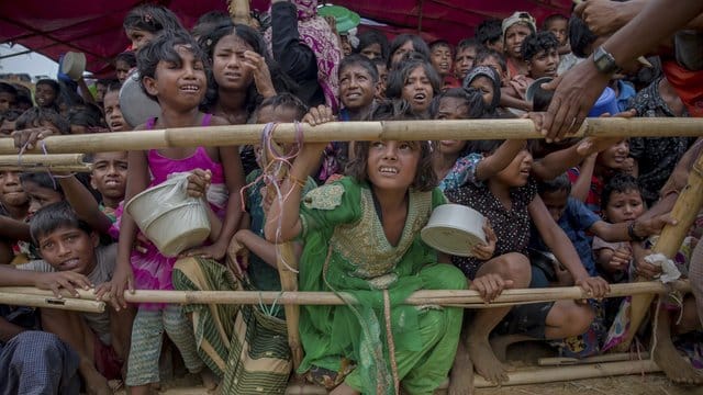 Kinder der muslimischen Minderheit Rohingya warten in Thaingkhali (Bangladesch) auf die Essensrationen einer Hilfsorganisation. Kinder der muslimischen Minderheit Rohingya warten in Thaingkhali (Bangladesch) auf die Essensrationen einer Hilfsorganisation.