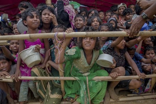 Kinder der muslimischen Minderheit Rohingya warten in Thaingkhali (Bangladesch) auf die Essensrationen einer Hilfsorganisation.