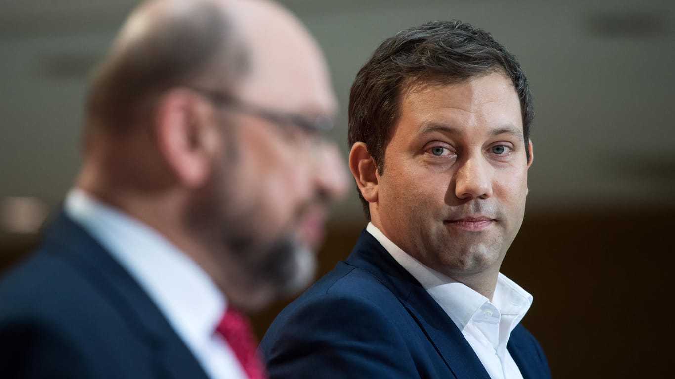 Martin Schulz (l), Vorsitzender der Sozialdemokratischen Partei Deutschlands (SPD), und der designierte SPD-Generalsekretär Lars Klingbeil