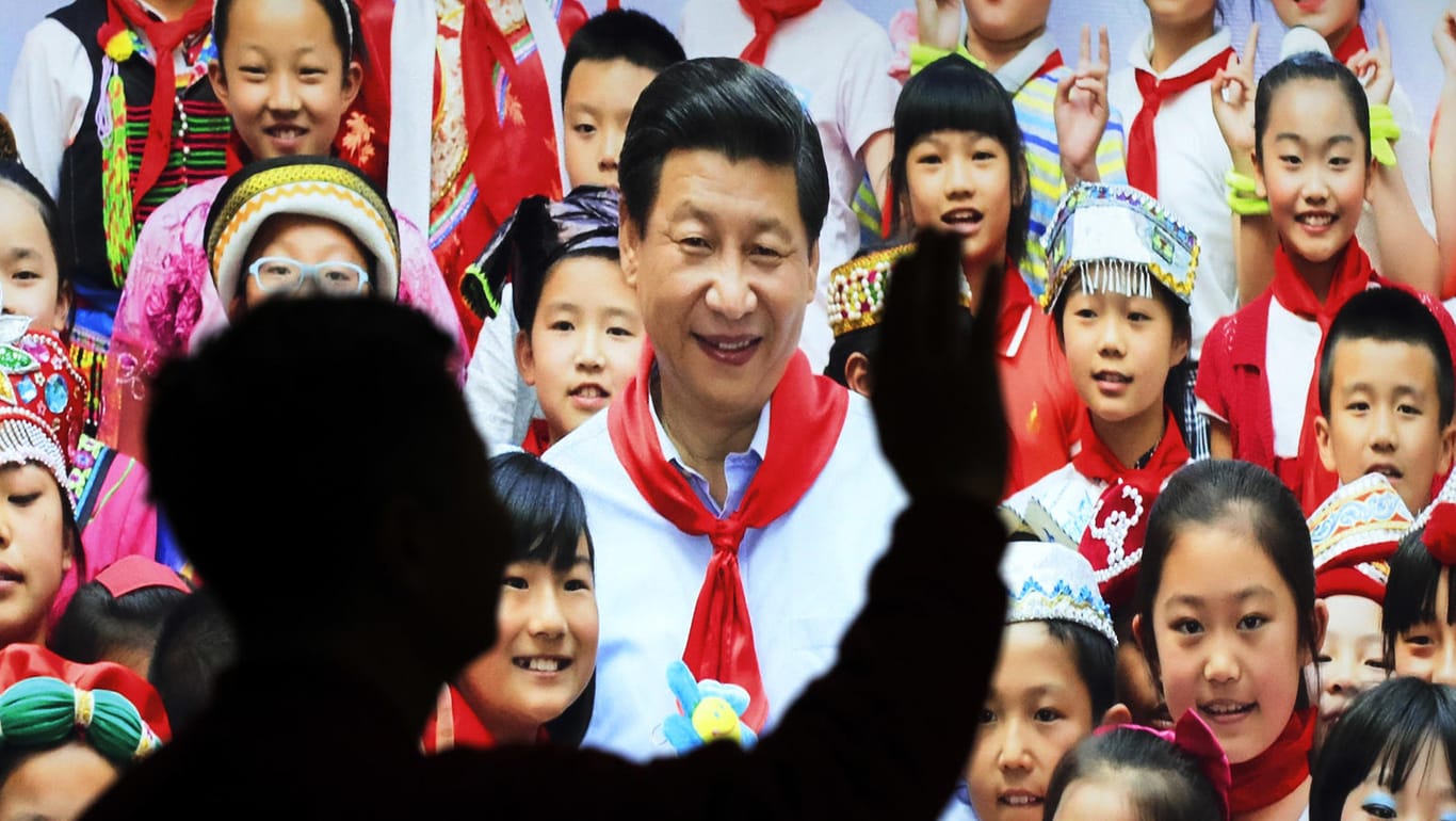 Der chinesische Präsidenten Xi Jinping inmitten einer Gruppe von Kindern.