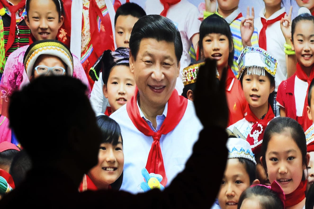 Der chinesische Präsidenten Xi Jinping inmitten einer Gruppe von Kindern.