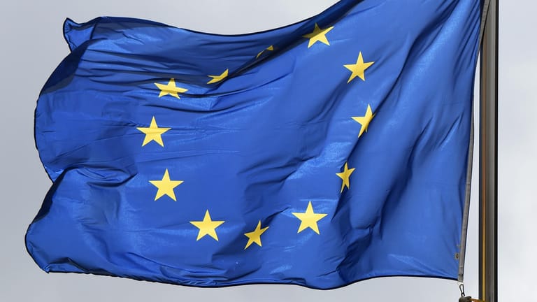 Eine wehende Europaflagge
