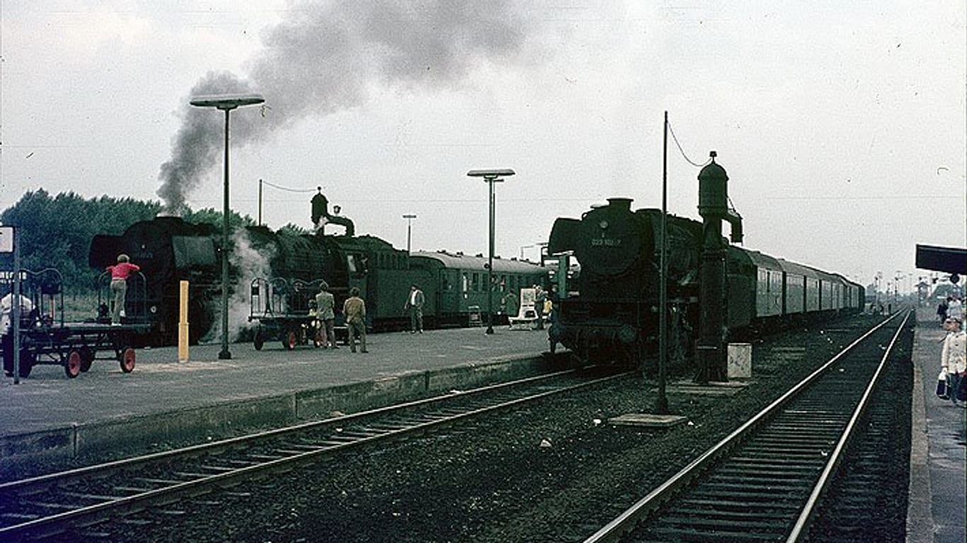 Zwei Dampflokomotiven stehen ca 1960 im Bahnhof von Emden (Niedersachsen)