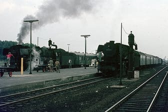 Zwei Dampflokomotiven stehen ca 1960 im Bahnhof von Emden (Niedersachsen)