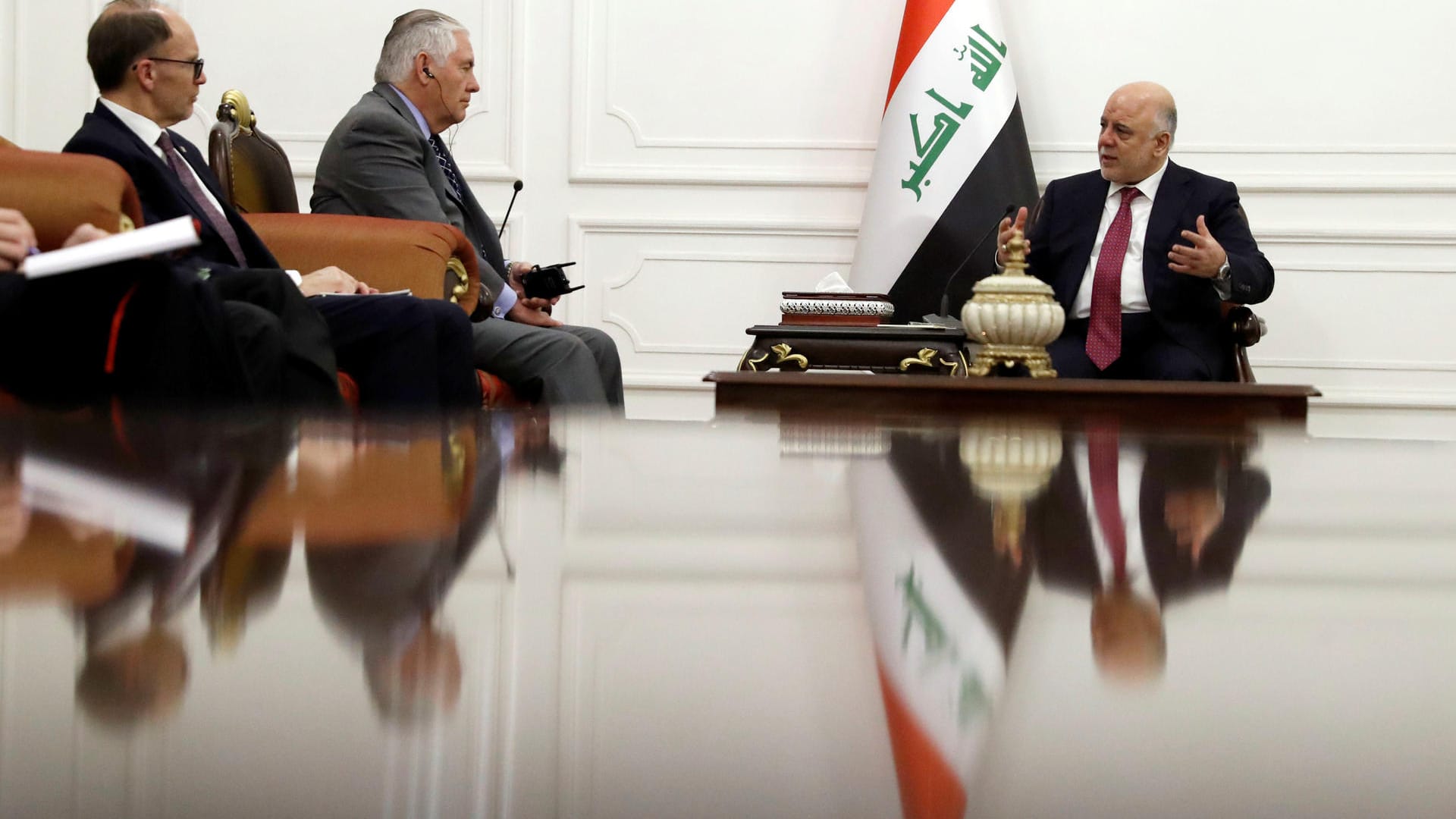 US-Außenminister Rex Tillerson im Gespräch mit dem irakischen Premierminister Haider al-Abadi in Baghdad US-Außenminister Rex Tillerson im Gespräch mit dem irakischen Premierminister Haider al-Abadi in Baghdad