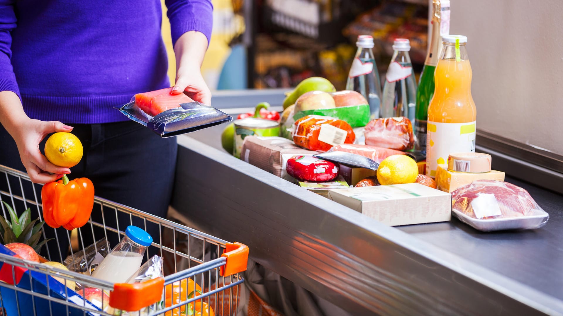 Einkauf im Supermarkt: Lange Wartezeiten an der Kasse müssen nicht sein, wenn Sie zum Beispiel die Einkäufe vorsortieren.