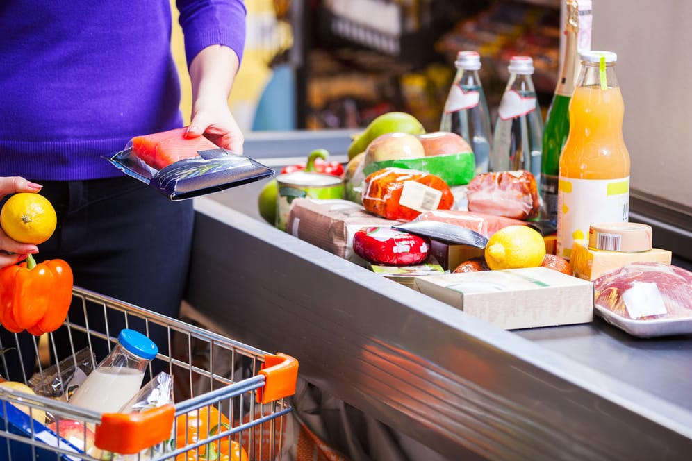 Einkauf im Supermarkt: Lange Wartezeiten an der Kasse müssen nicht sein, wenn Sie zum Beispiel die Einkäufe vorsortieren.