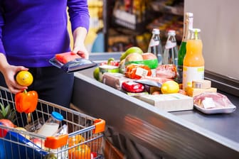 Einkauf im Supermarkt: Lange Wartezeiten an der Kasse müssen nicht sein, wenn Sie zum Beispiel die Einkäufe vorsortieren.