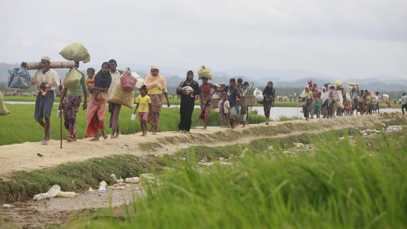 Rohingya auf dem Weg in ein Flüchtlingslager in Bangladesch