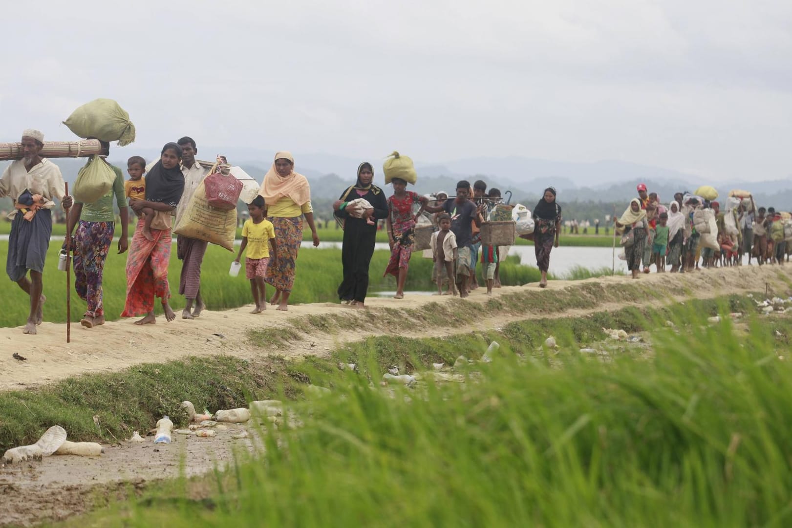 Rohingya auf dem Weg in ein Flüchtlingslager in Bangladesch