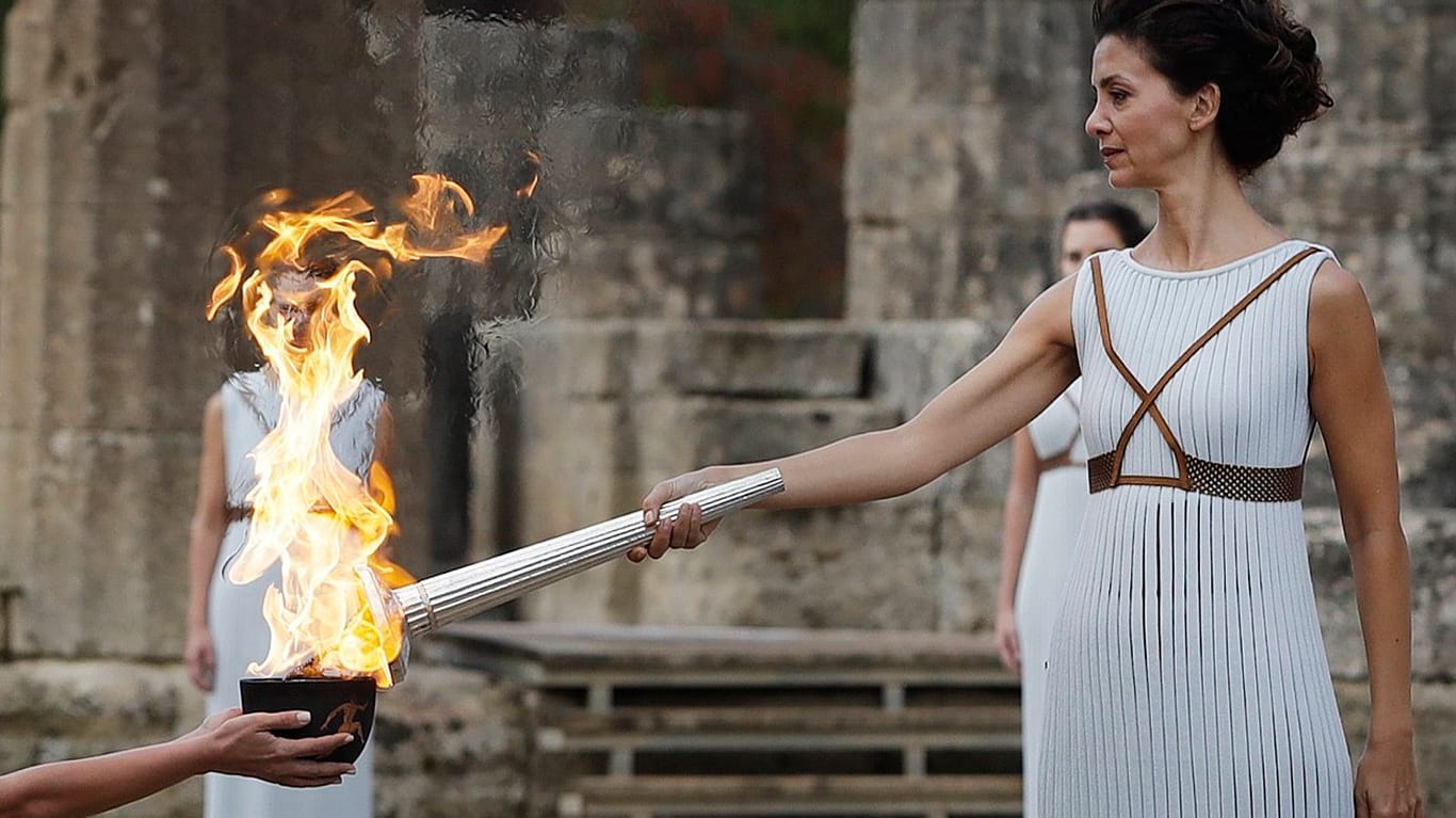 Im Rahmen einer Zeremonie entzündet Schauspielerin Katerina Lehou das olympische Feuer.
