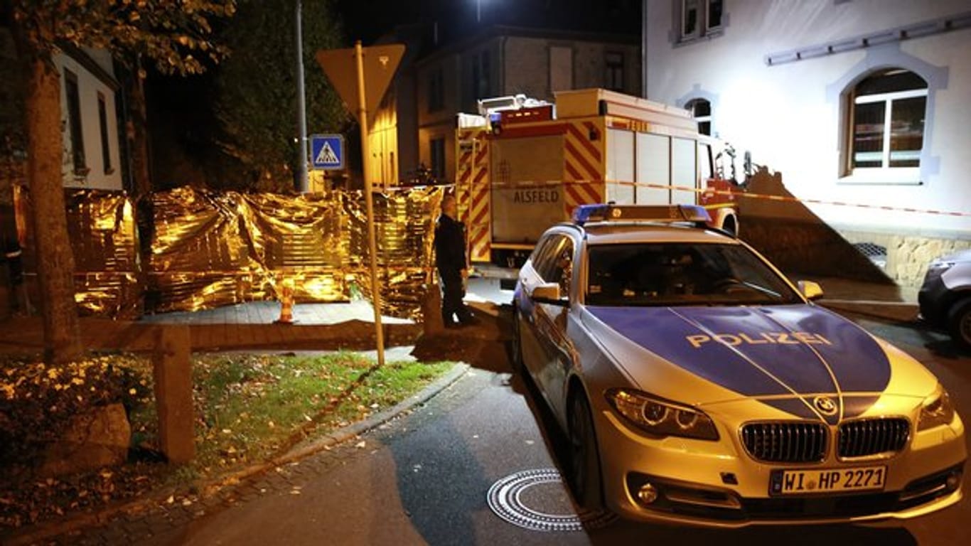 Einsatzfahrzeuge am Ort des tödlichen Schusswechsels in Alsfeld.