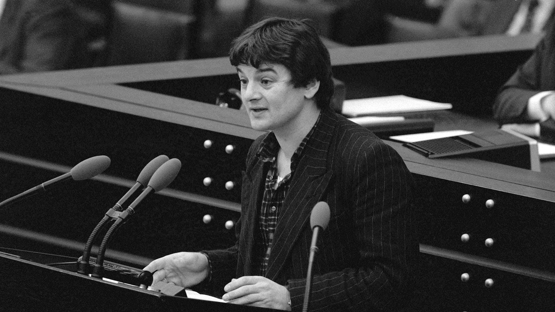 Joschka Fischer lieferte sich 1984 eine legendäre Auseinandersetzung mit der Bundestagsspitze. Joschka Fischer lieferte sich 1984 eine legendäre Auseinandersetzung mit der Bundestagsspitze.