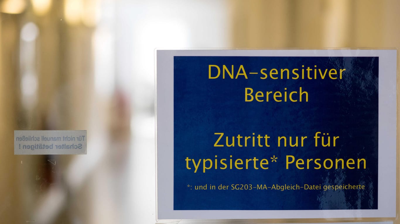 Eingangstür des DNA-Labors im Bayerischen Landeskriminalamt. In dem 30 Jahre alten Vergewaltigungsfall führte die erneute DNA-Überprüfung zu dem Verdächtigen.